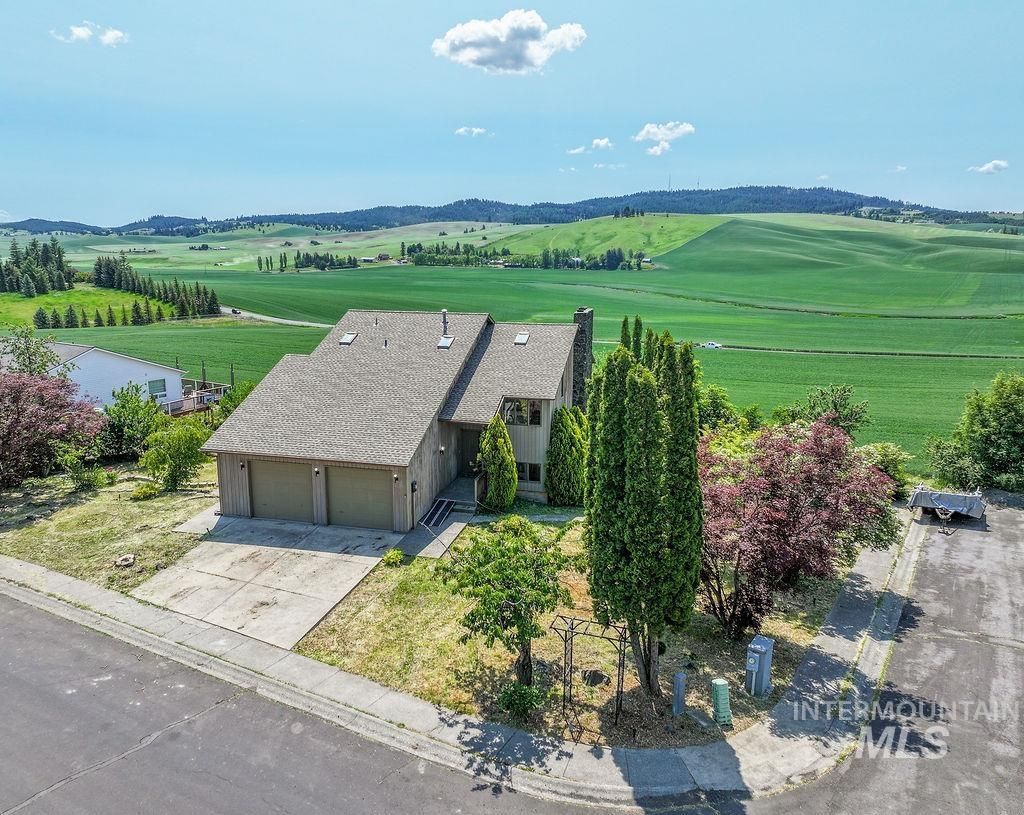 Photo of 1832 Pine Cone Rd, Moscow, ID 83843 (MLS # 98950091)