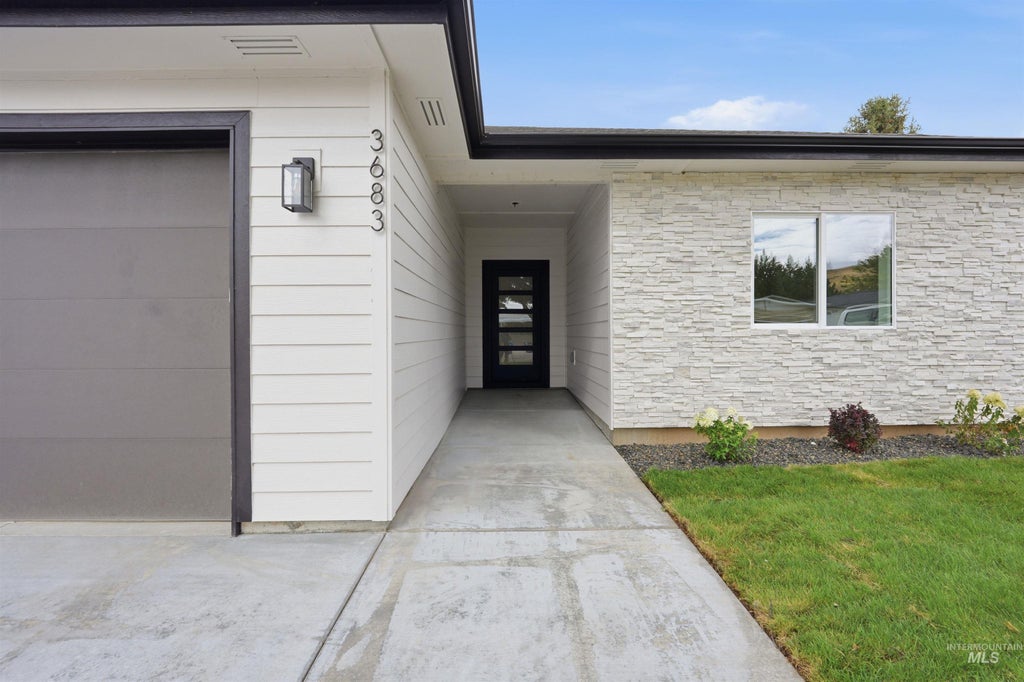Photo of 3683 S Kingsland Way, Boise, ID 83716 (MLS # 98999863)