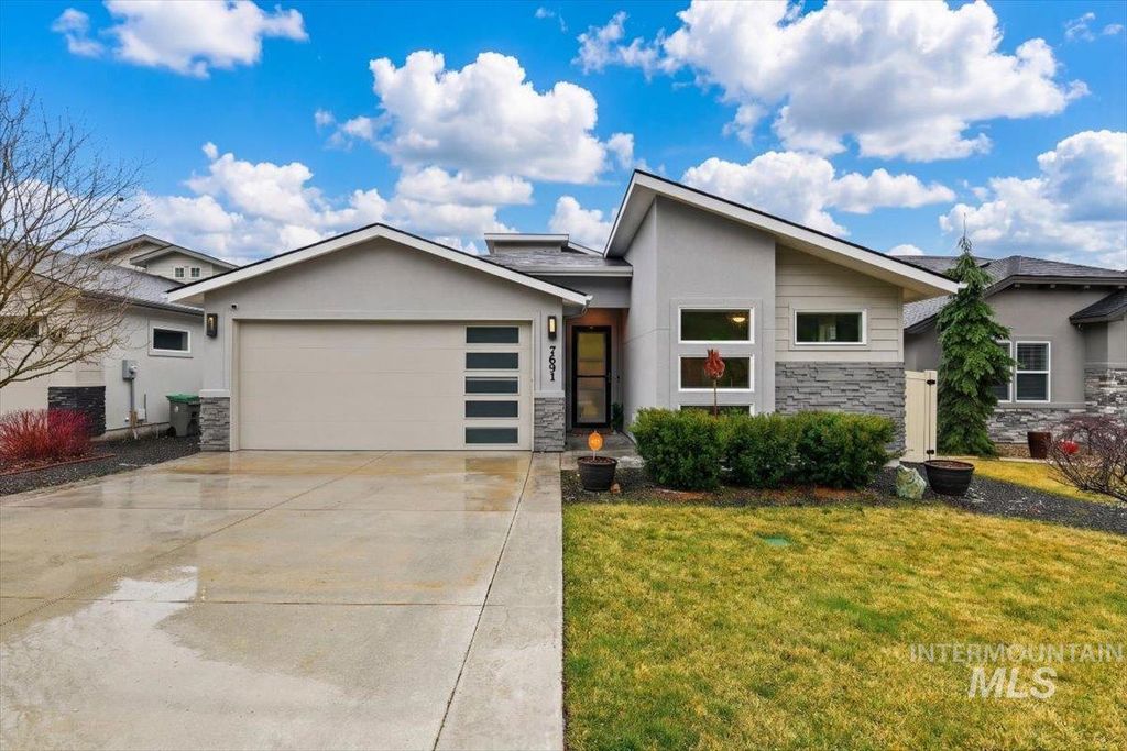 Photo of 7691 W Hill Rd, Boise, ID 83714 (MLS # 98976918)
