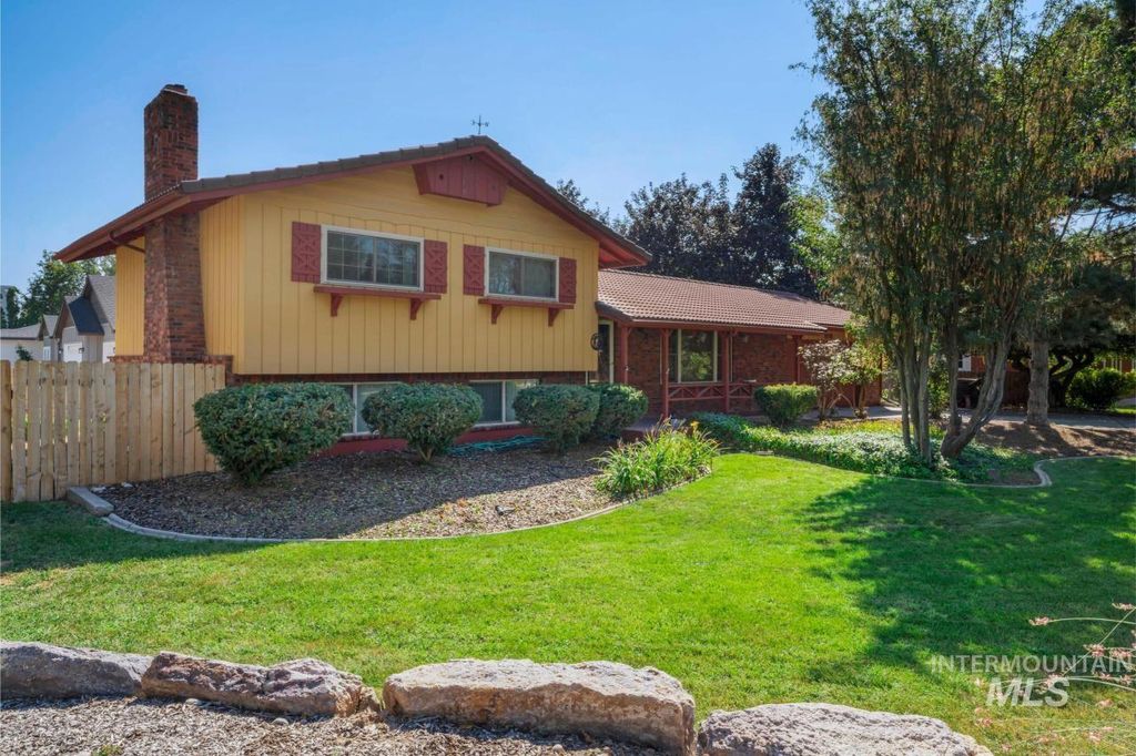 Photo of 8725 W Shellie Lane, Boise, ID 83704 (MLS # 98976035)