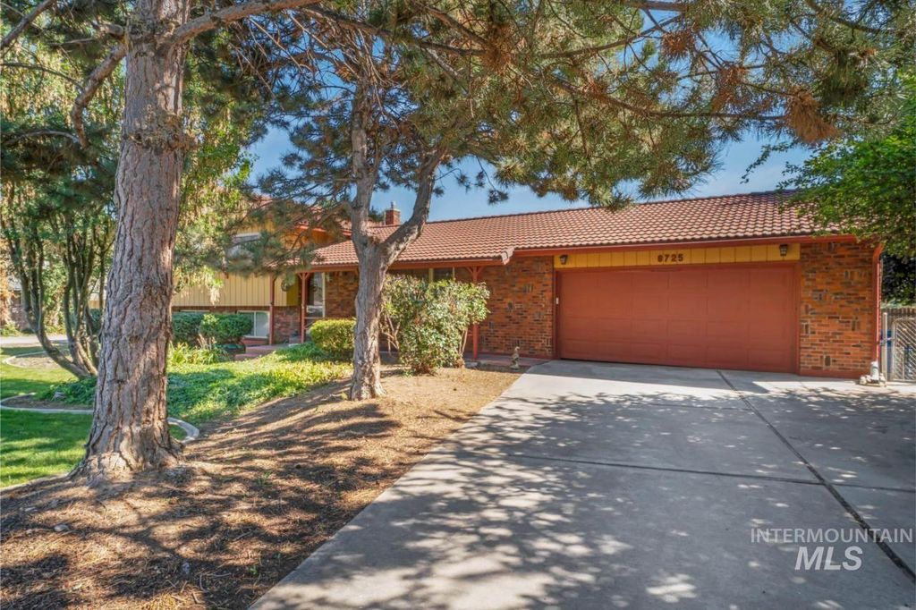 Photo of 8725 W Shellie Lane, Boise, ID 83704 (MLS # 98976035)