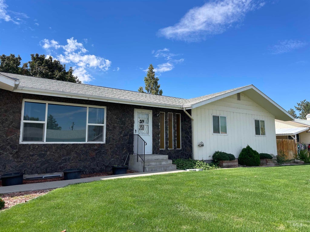 Photo of 23 Nw 16th St, Ontario, OR 97914 (MLS # 99001475)