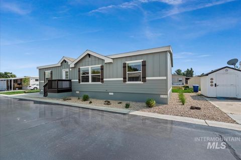 Photo of 914 N Midland Blvd #18, Nampa, ID 83651 (MLS # 98960430)