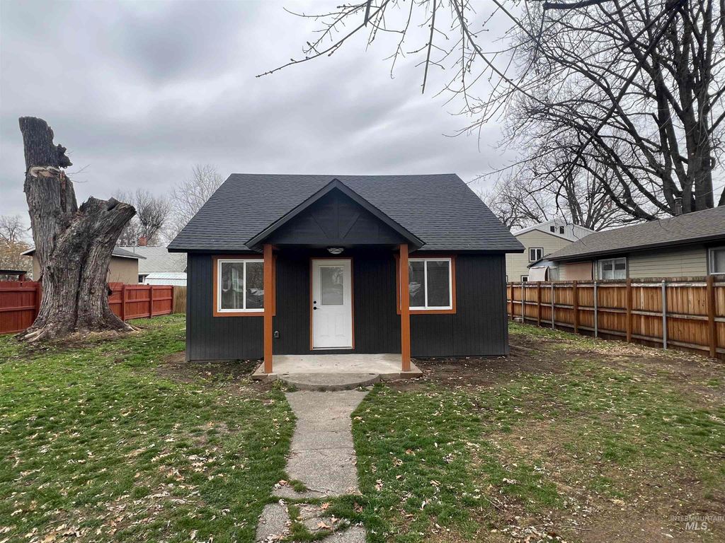 Photo of 511 N 10th St, Payette, ID 83661 (MLS # 98974593)