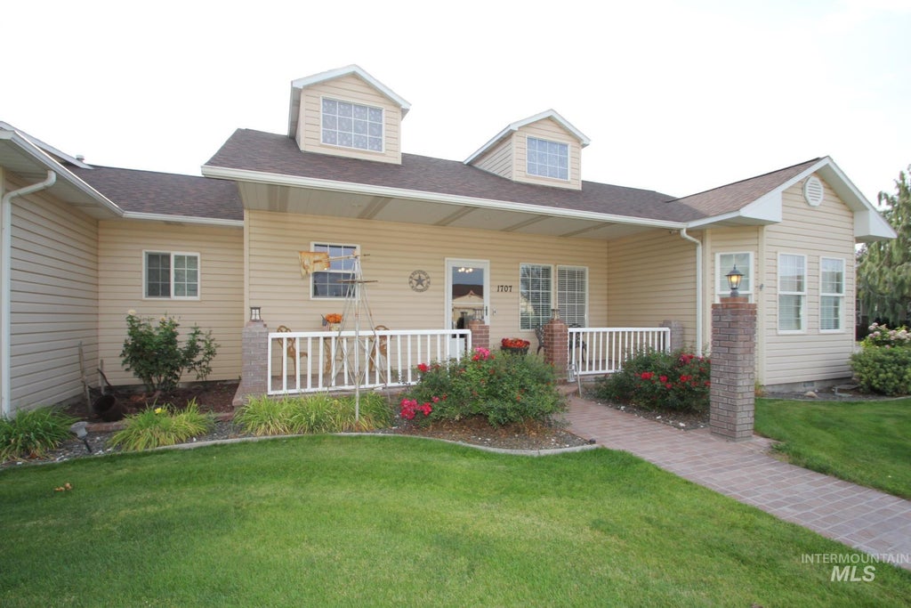 Photo of 1707 Emerald Ave, Caldwell, ID 83605 (MLS # 98998365)