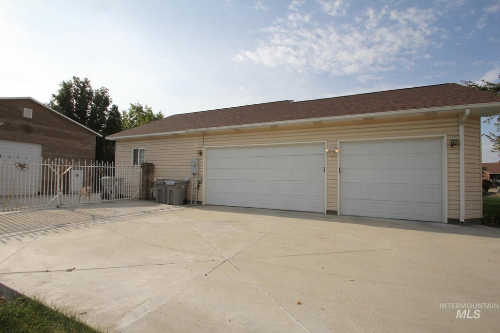 Photo of 1707 Emerald Ave, Caldwell, ID 83605 (MLS # 98998365)
