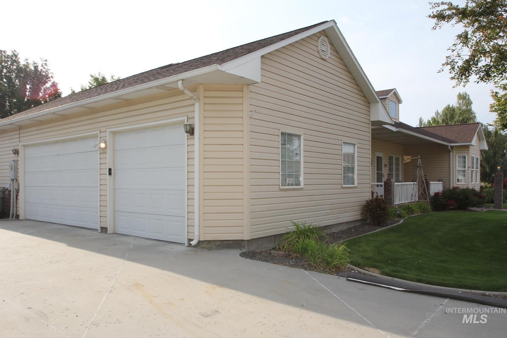 Photo of 1707 Emerald Ave, Caldwell, ID 83605 (MLS # 98998365)
