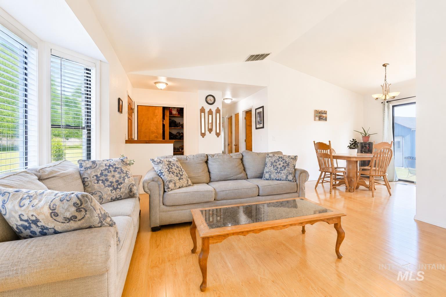 689 W Tiffany Dr