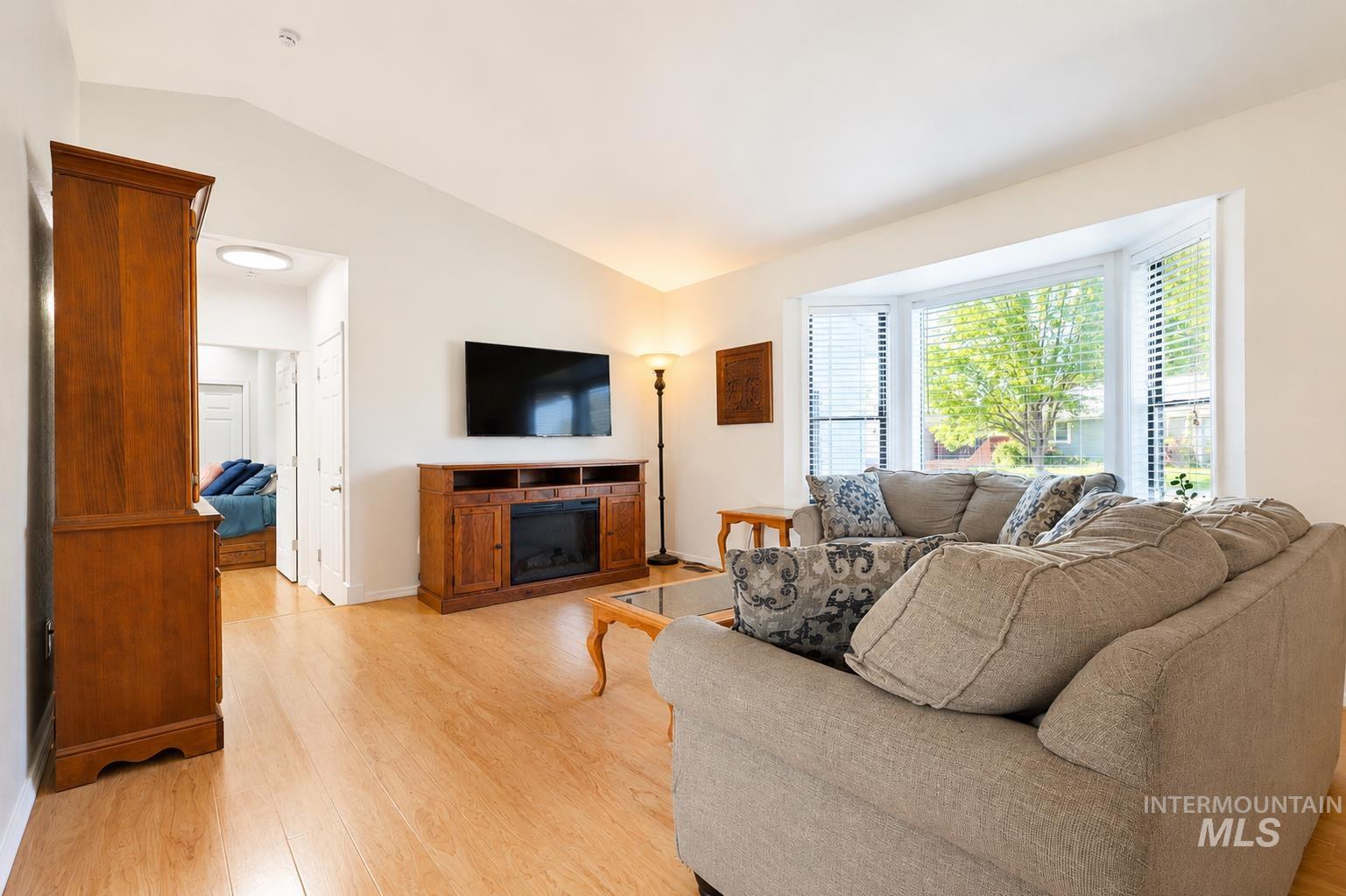 689 W Tiffany Dr