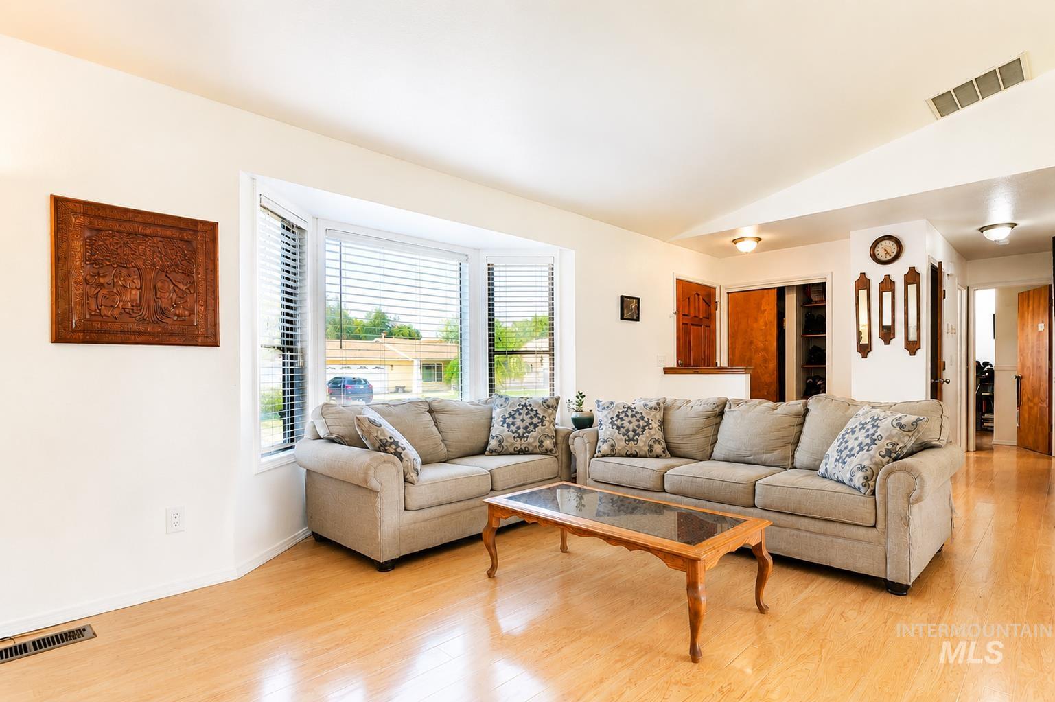 689 W Tiffany Dr