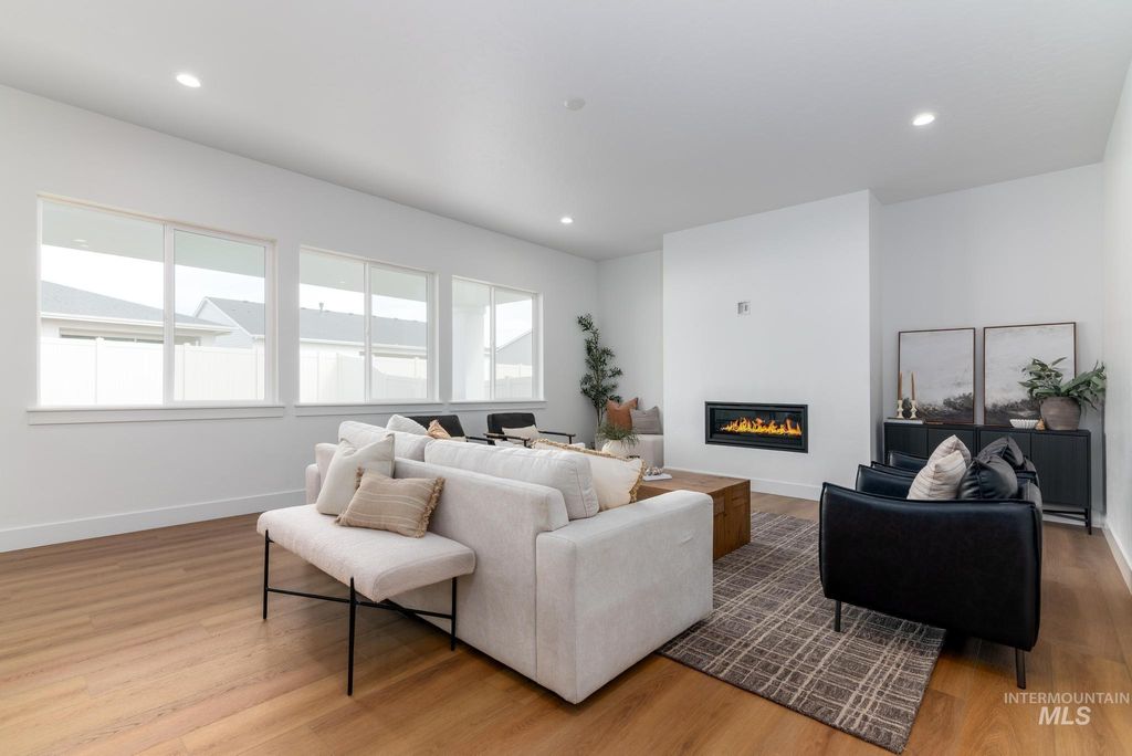 Photo of 4909 W River Oaks Ct, Meridian, ID 83646 (MLS # 98982783)