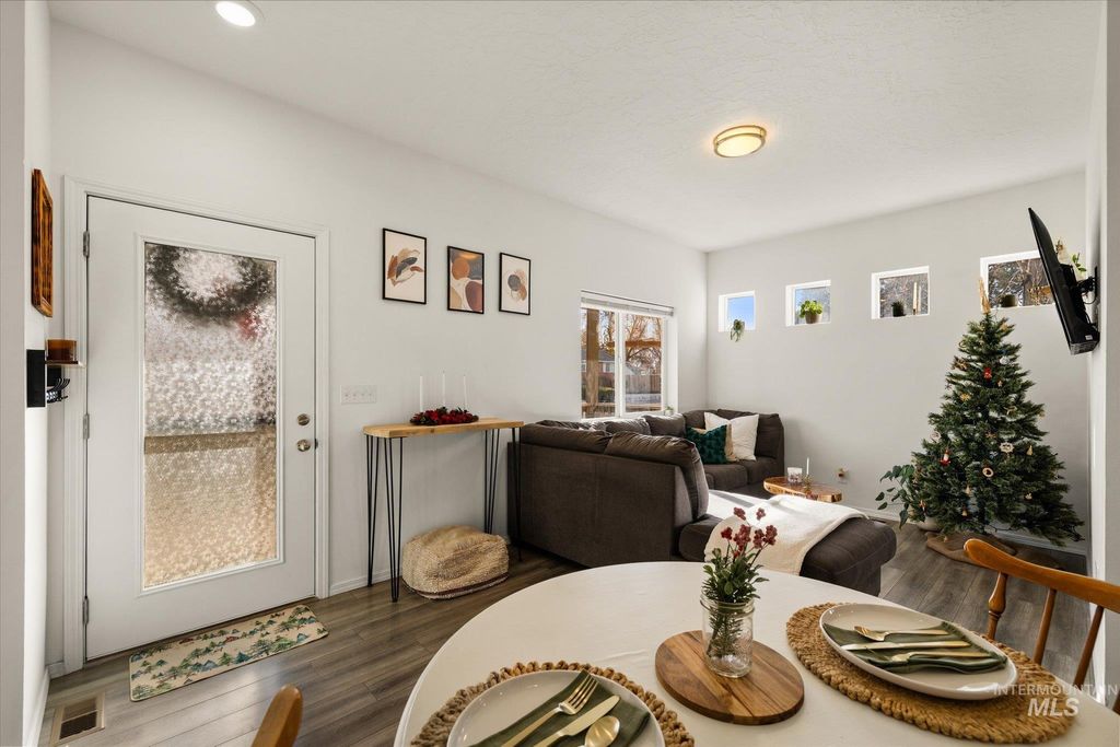 Photo of 124 W Cherry Ave, Meridian, ID 83642 (MLS # 98968753)