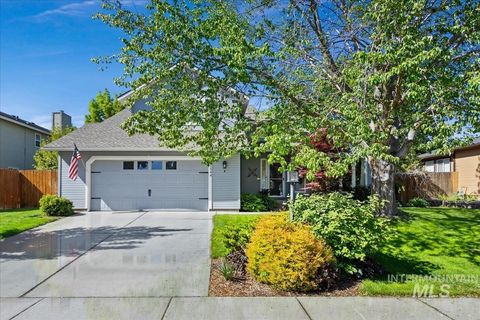 Photo of 1544 E Falcon Rim Ct, Eagle, ID 83616 (MLS # 98977450)