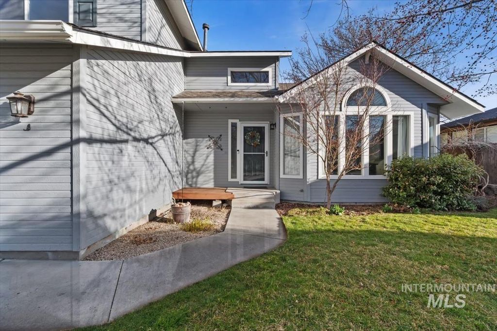 Photo of 1544 E Falcon Rim Ct, Eagle, ID 83616 (MLS # 98977450)