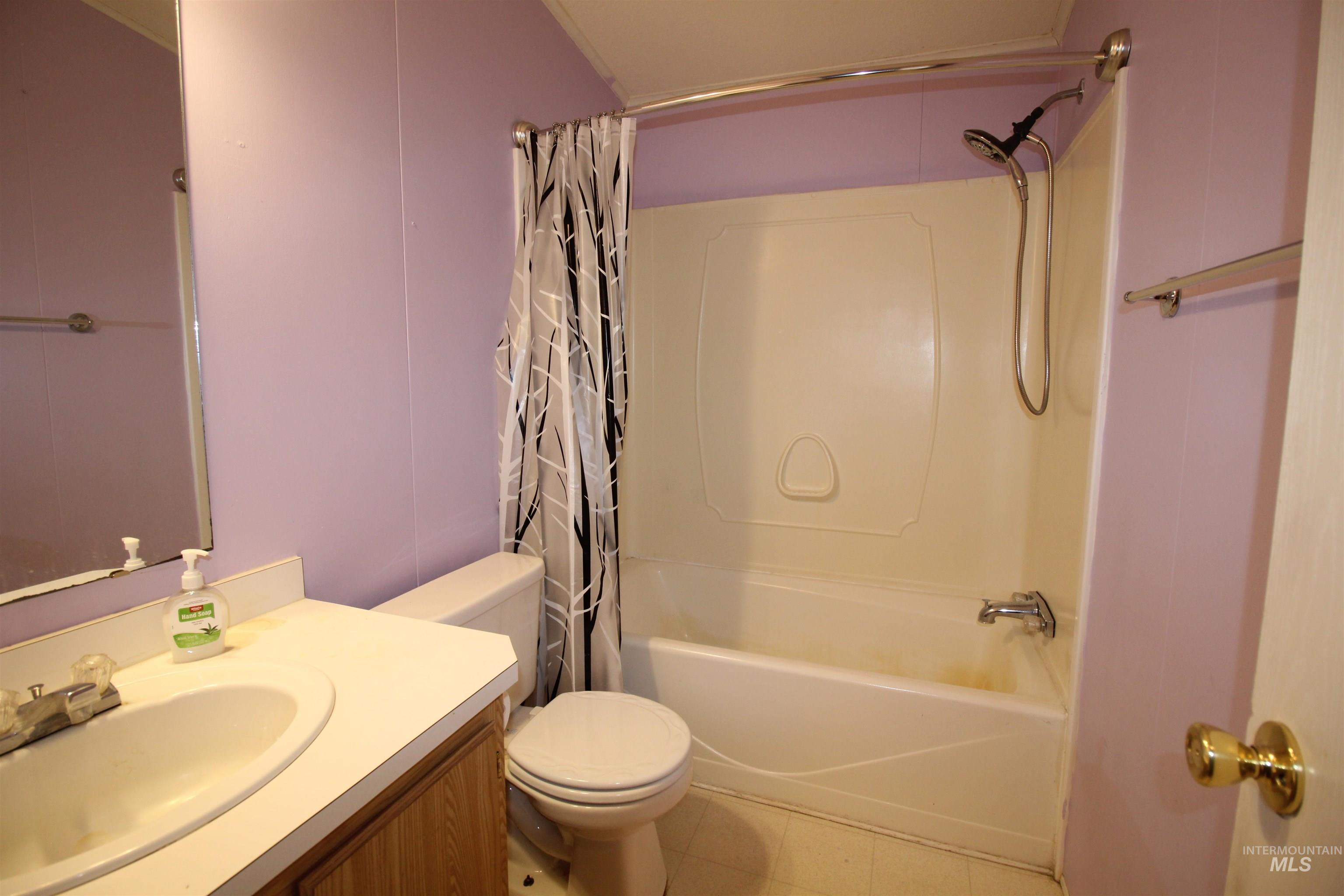 Full bath with shower / tub combo and vanity