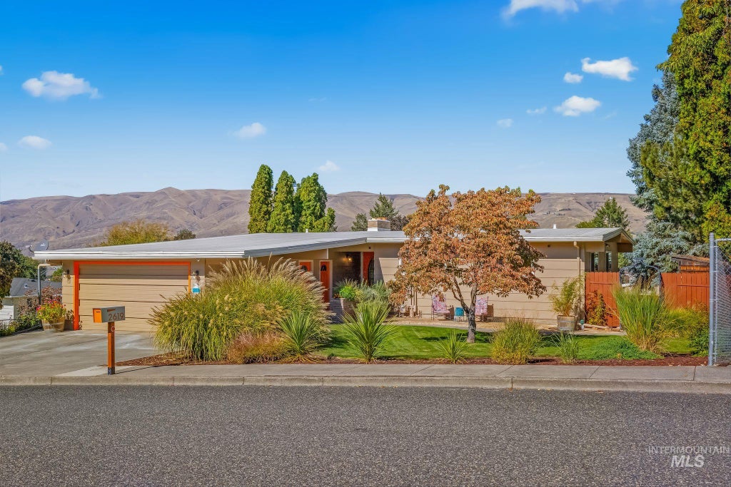 Photo of 2619 11th Ave, Lewiston, ID 83501 (MLS # 99002308)