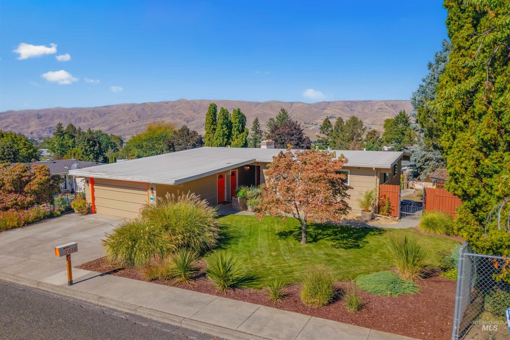 Photo of 2619 11th Ave, Lewiston, ID 83501 (MLS # 99002308)