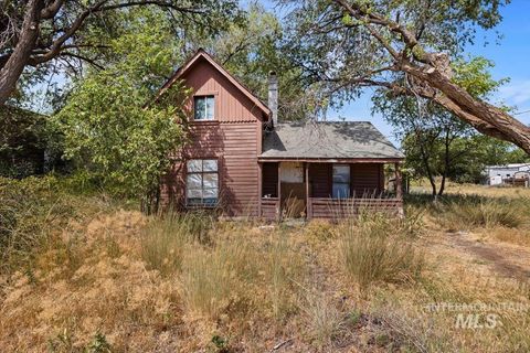 Photo of 555 14th St, Vale, OR 97918 (MLS # 98970692)