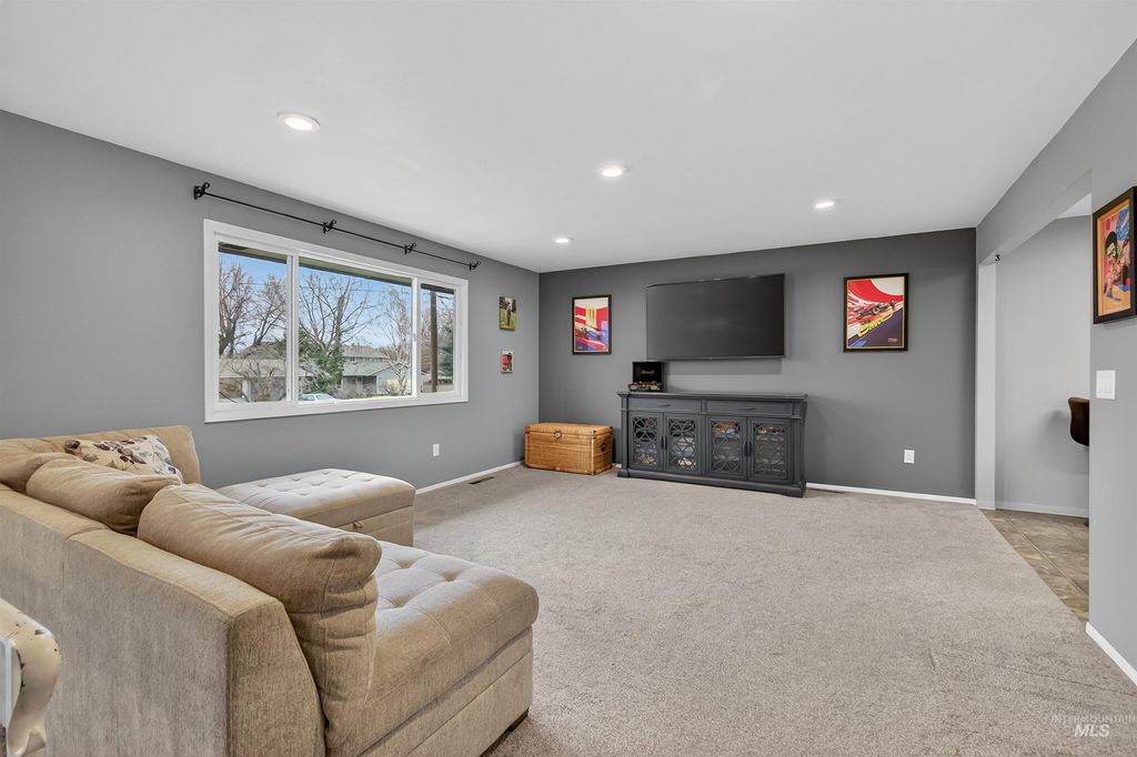 Photo of 1030 Hemlock Ave, Lewiston, ID 83501 (MLS # 98973757)