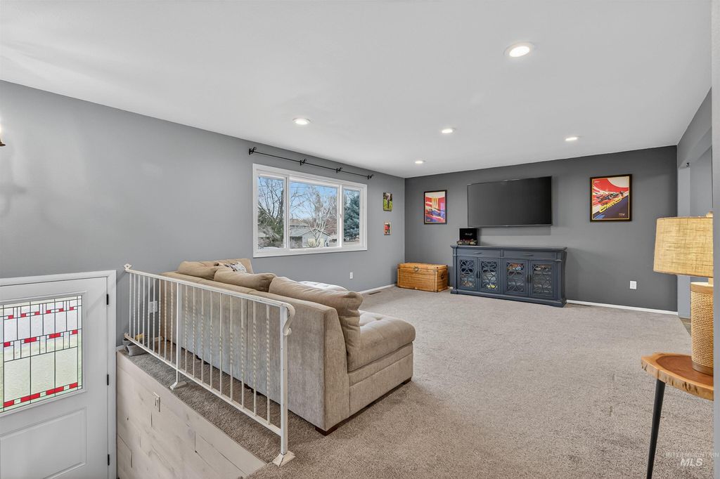 Photo of 1030 Hemlock Ave, Lewiston, ID 83501 (MLS # 98973757)