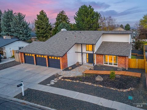 Photo of 898 N Pebble Beach Way, Eagle, ID 83616 (MLS # 98980822)