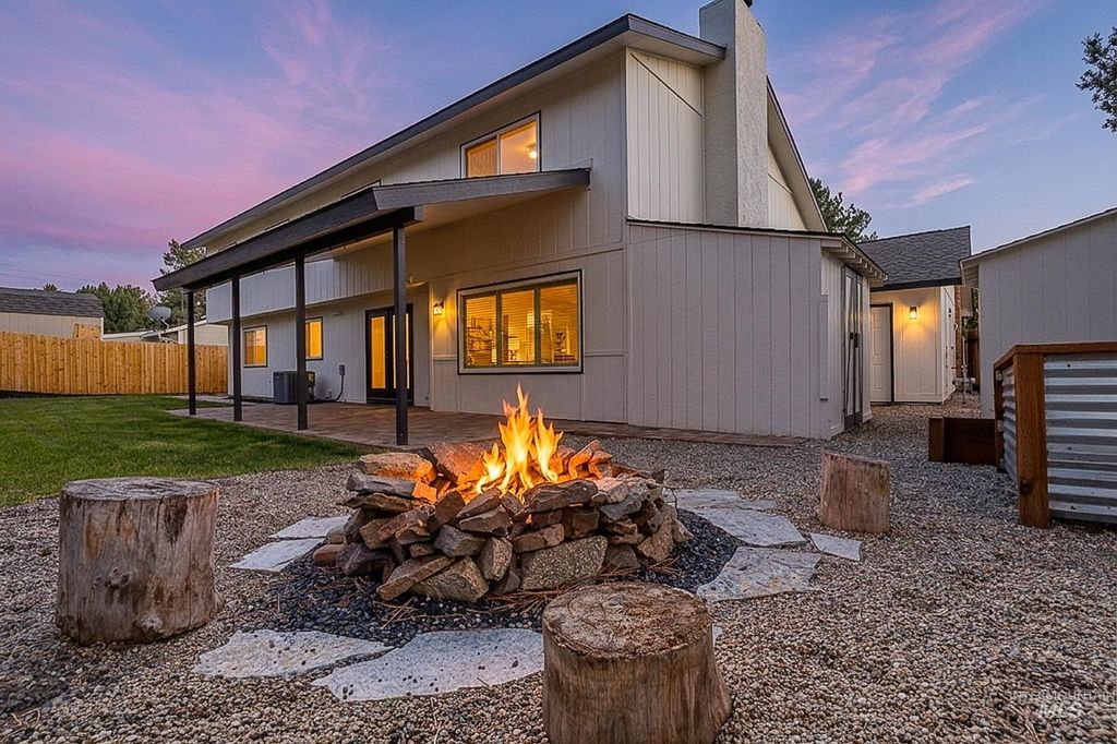 Photo of 898 N Pebble Beach Way, Eagle, ID 83616 (MLS # 98980822)