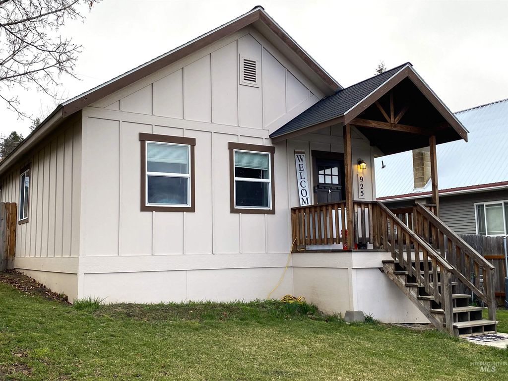 Photo of 925 Pine St, Potlatch, ID 83855 (MLS # 98977464)