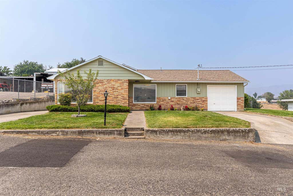 Photo of 1880 Neal Drive, Clarkston, WA 99403 (MLS # 98997341)