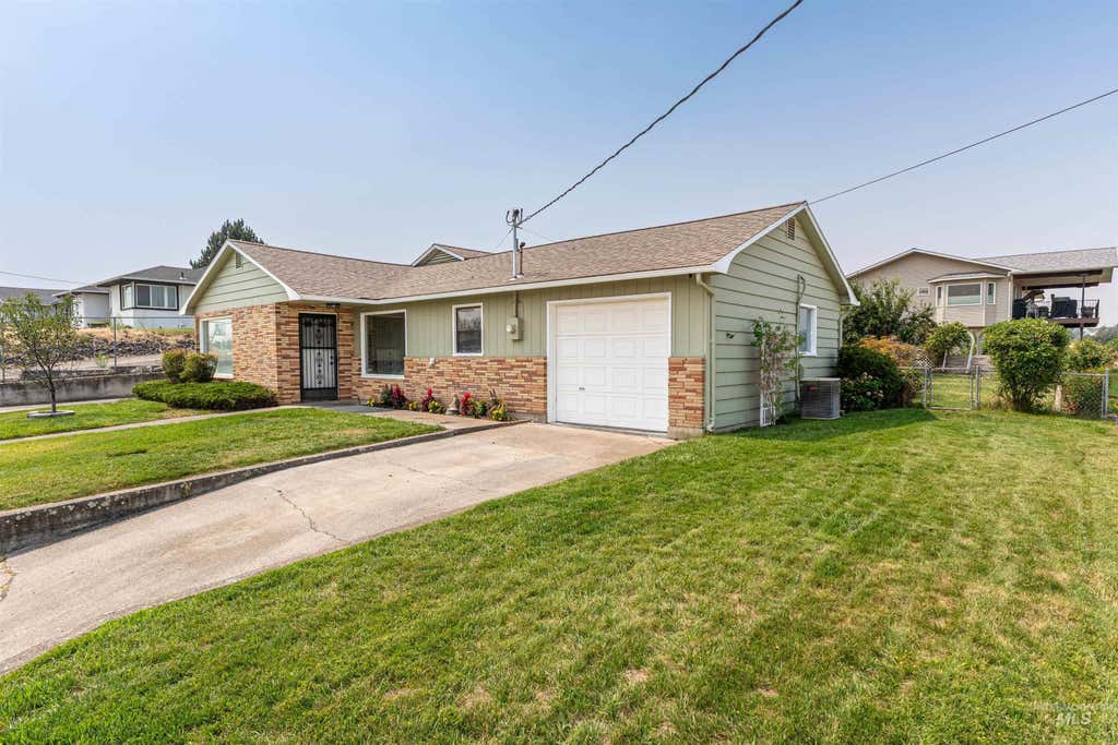 Photo of 1880 Neal Drive, Clarkston, WA 99403 (MLS # 98997341)