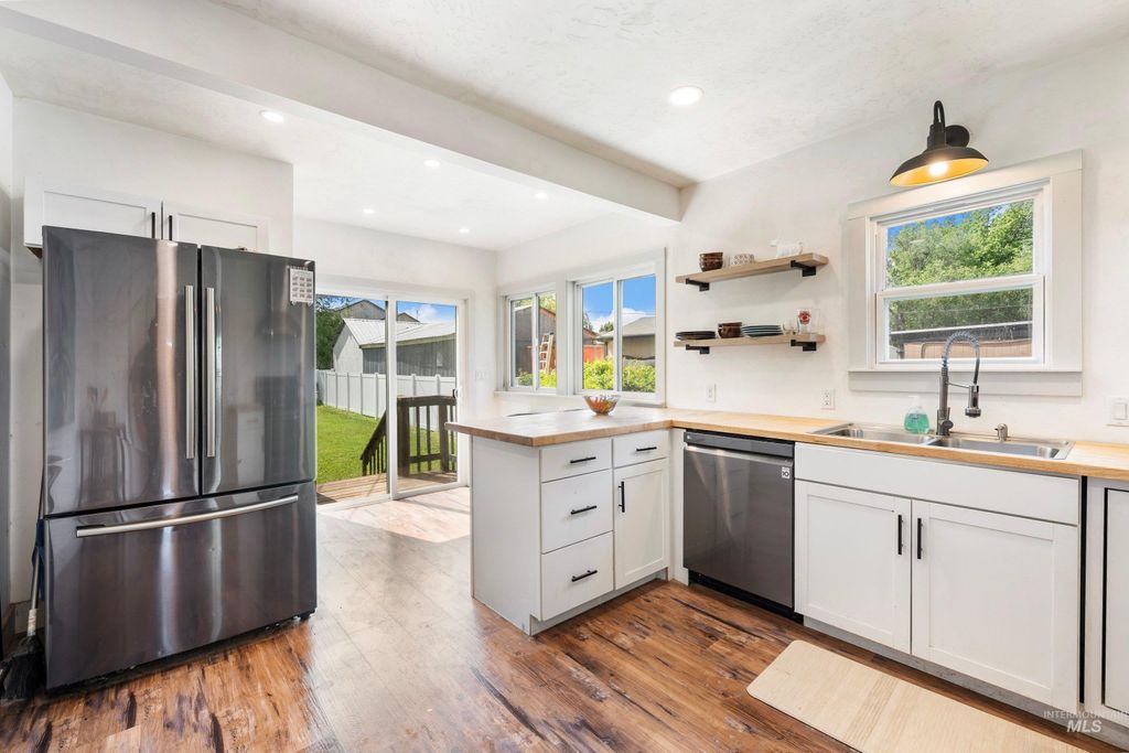 Photo of 1116 9th Ave S Ave, Nampa, ID 83651 (MLS # 98987196)
