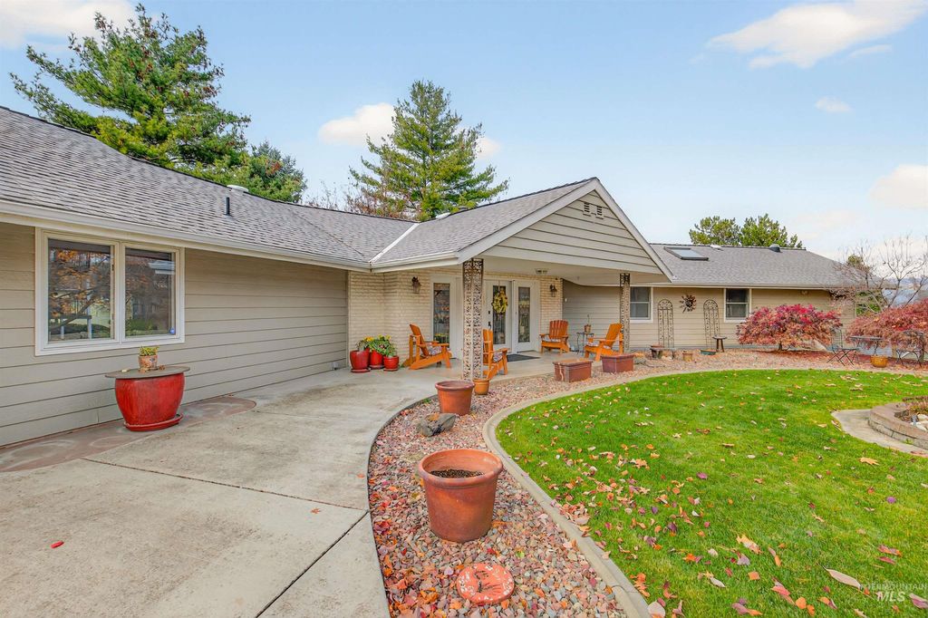 Photo of 3887 Lakeview Dr, Lewiston, ID 83501 (MLS # 98968493)