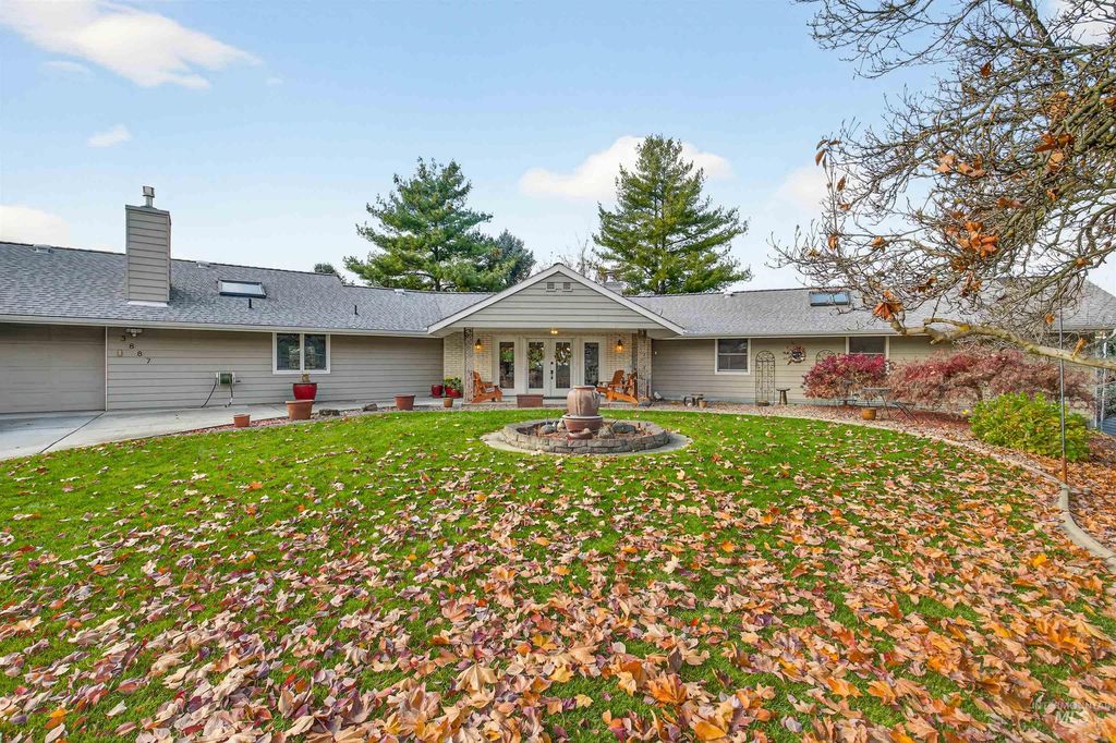 Photo of 3887 Lakeview Dr, Lewiston, ID 83501 (MLS # 98968493)