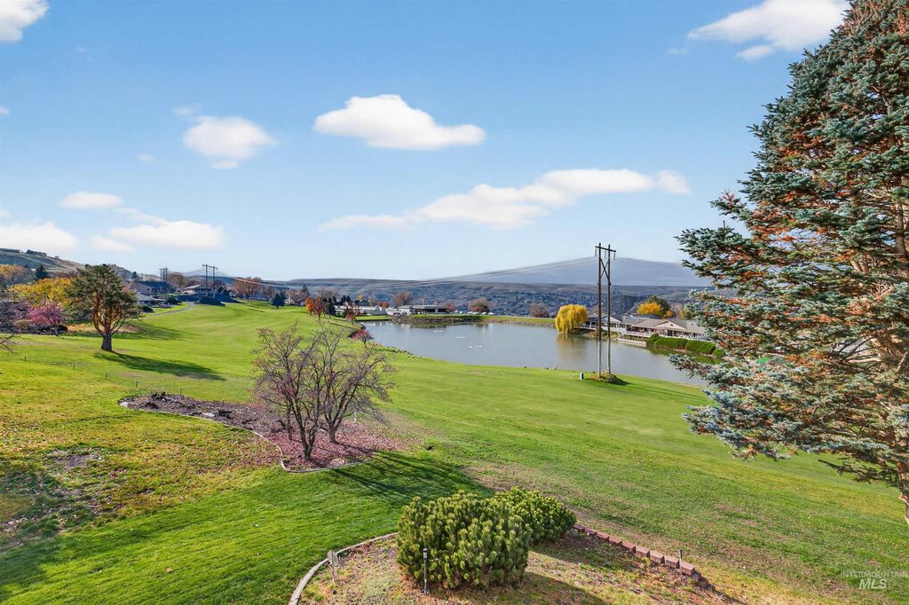 Photo of 3887 Lakeview Dr, Lewiston, ID 83501 (MLS # 98968493)