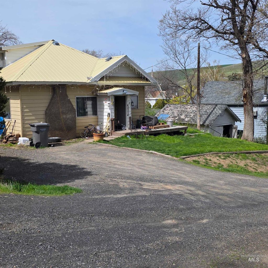 Photo of 560 8th St, Pomeroy, WA 99347 (MLS # 98942449)