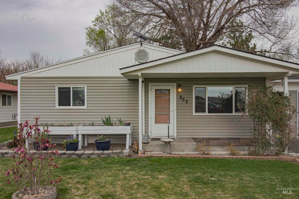 Photo of 252 SE Boulevard Blvd, New Plymouth, ID 83655 (MLS # 98979880)