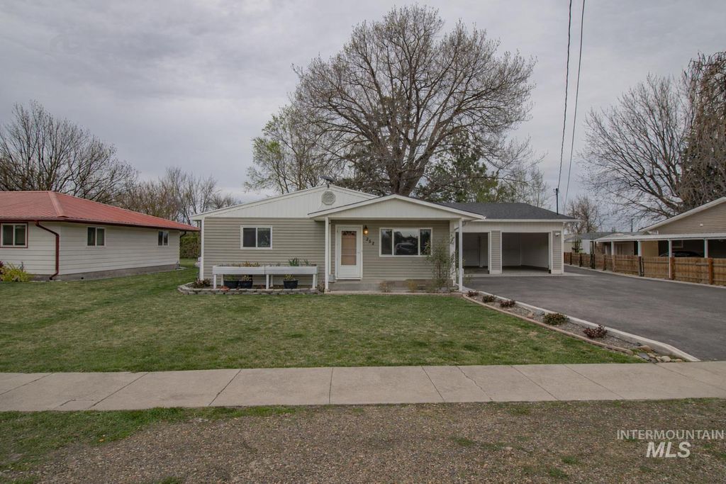 Photo of 252 SE Boulevard Blvd, New Plymouth, ID 83655 (MLS # 98979880)