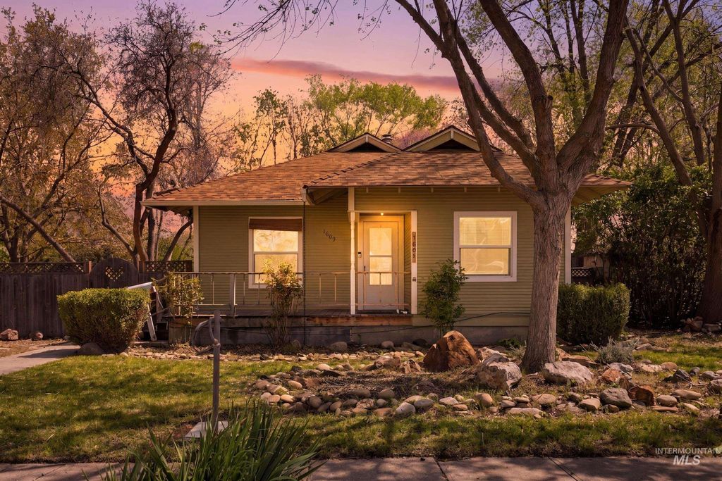 Photo of 1609 Idaho Avenue, Caldwell, ID 83605 (MLS # 98983645)