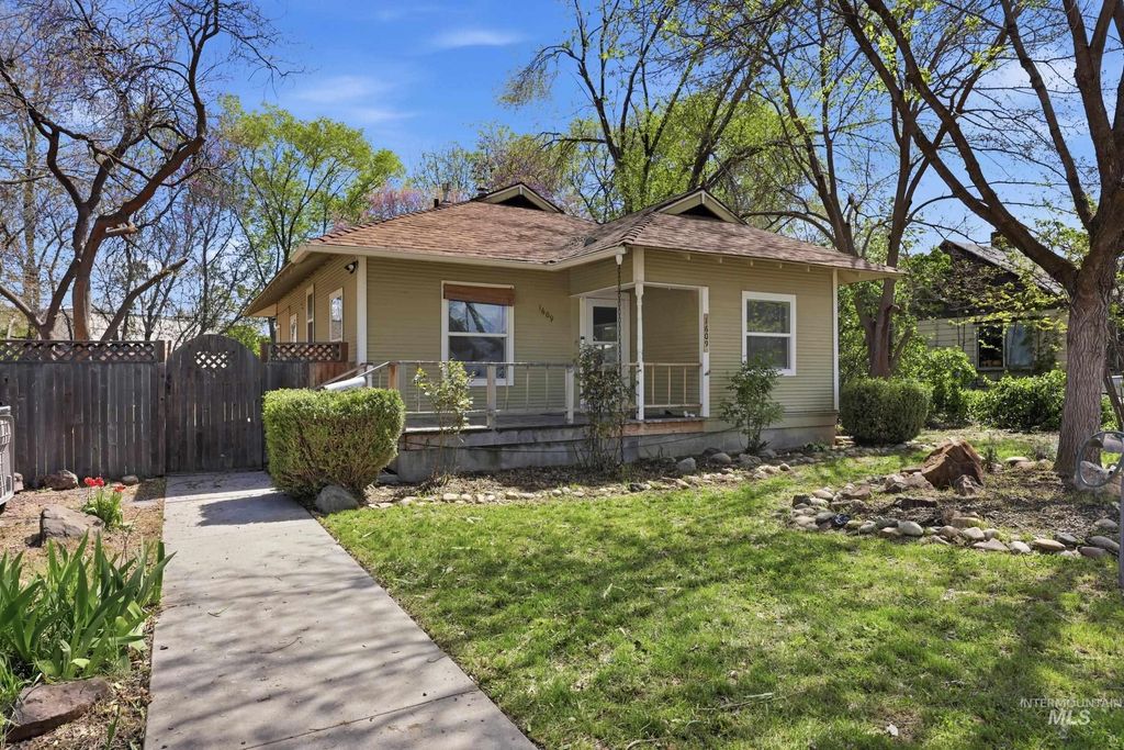 Photo of 1609 Idaho Avenue, Caldwell, ID 83605 (MLS # 98983645)