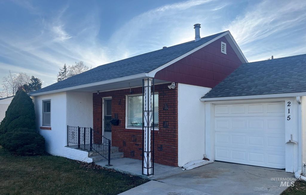 Photo of 215 S Fern St, Nampa, ID 83686 (MLS # 98975012)