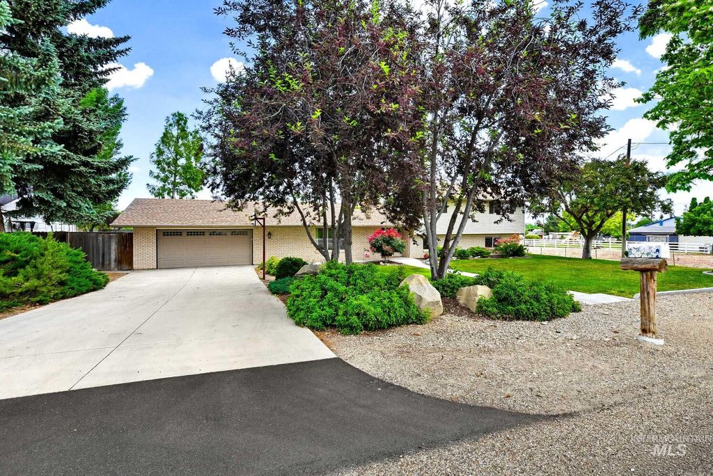 Photo of 315 E Pat Lane, Caldwell, ID 83607 (MLS # 98988388)