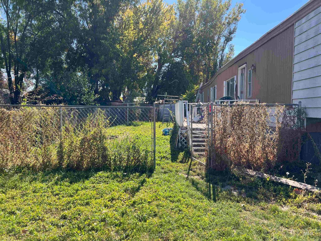 Photo of 309 W Maple St, New Plymouth, ID 83655 (MLS # 99003101)