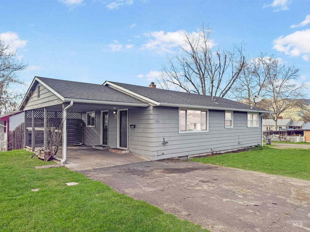 Photo of 1522 13th St, Lewiston, ID 83501 (MLS # 98978030)