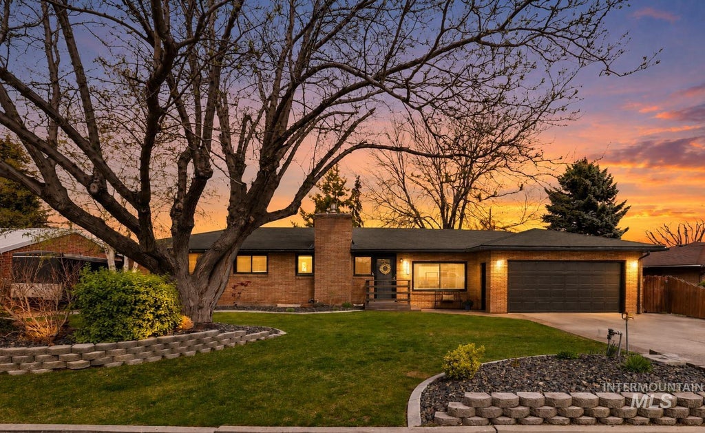 Photo of 1227 Lawndale Dr, Twin Falls, ID 83301 (MLS # 99001608)