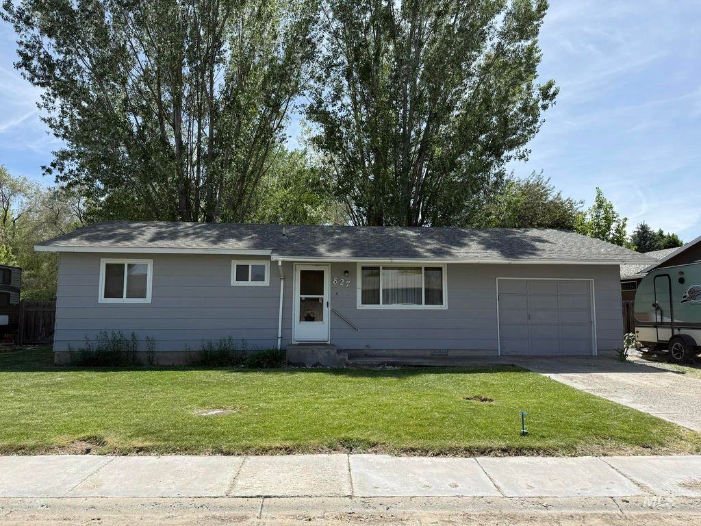 Photo of 827 NW 2nd ST, Fruitland, ID 83619 (MLS # 98986445)