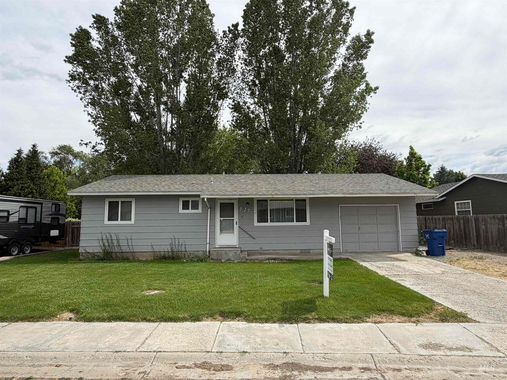 Photo of 827 NW 2nd ST, Fruitland, ID 83619 (MLS # 98986445)