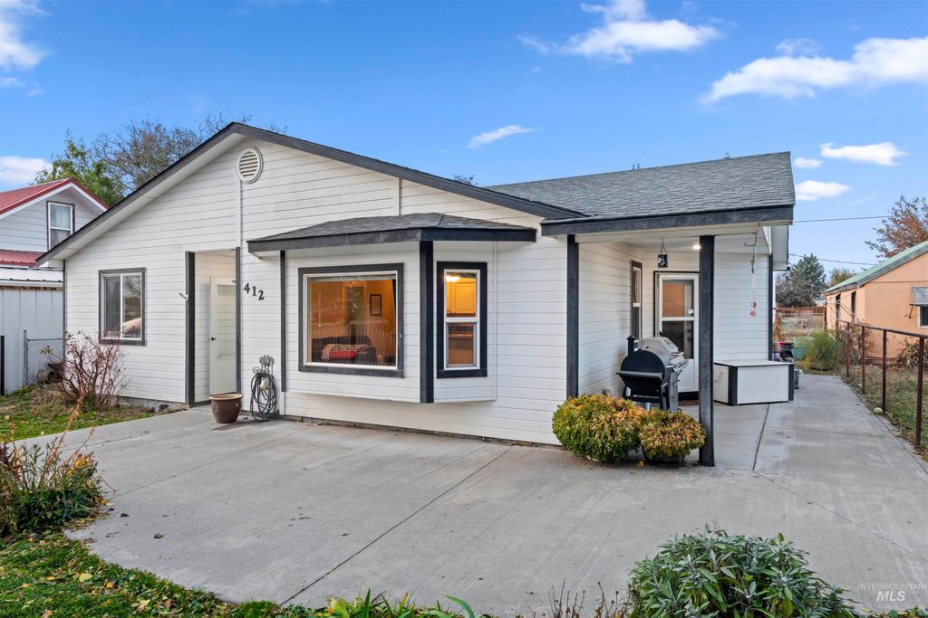 Photo of 412 W Oregon Ave, Homedale, ID 83628 (MLS # 98966864)