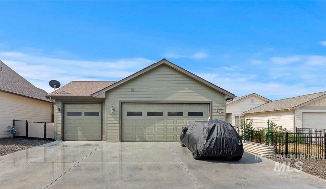 View of front of house with driveway and a garage