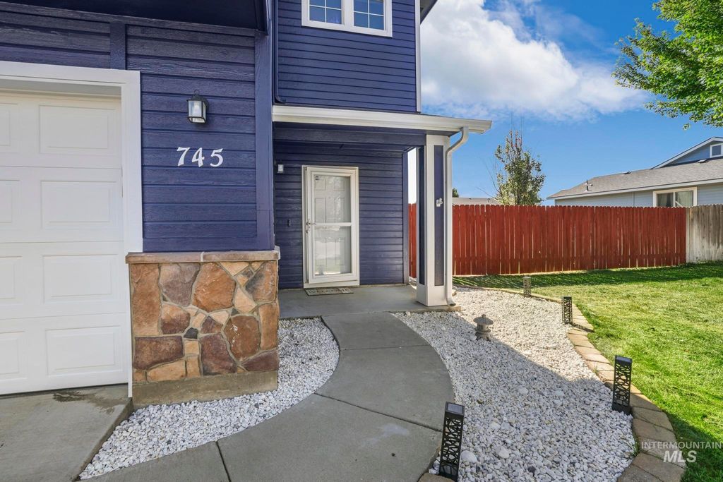 Photo of 745 SW Lago, Mountain Home, ID 83647 (MLS # 98986850)