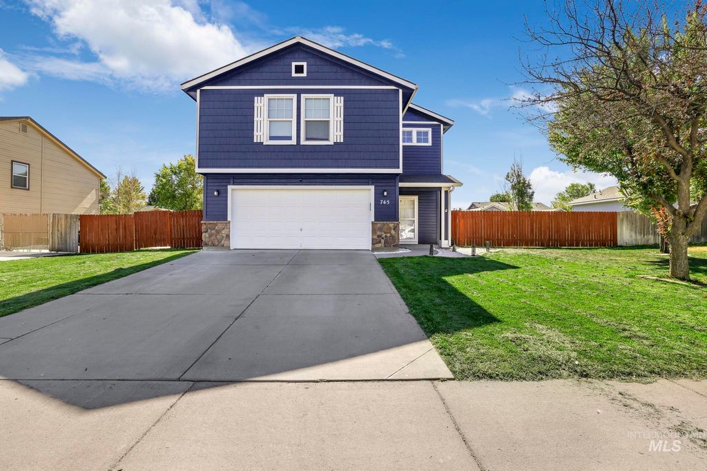 Photo of 745 SW Lago, Mountain Home, ID 83647 (MLS # 98986850)