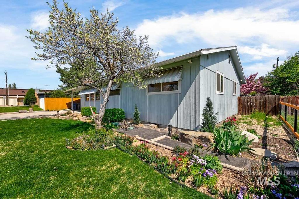 Photo of 5805 W Flamingo Dr, Boise, ID 83704 (MLS # 98981716)